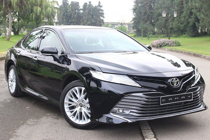 Toyota Camry phiên bản 2.5Q hiện có giá bán 1,235 tỷ đồng. Sau khi hoàn thiện các thủ tục để lăn bánh, mỗi chủ xe sẽ phải tốn một khoản tiền khoảng 1,5 tỷ đồng. Đây là dòng xe sedan khá được người dùng vIệt - đặc biệt là những người trung tuổi ưa chuộng trong nhiều năm qua.