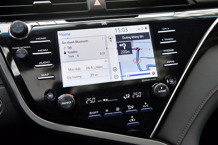 Cụm đồng hồ tích hợp màn hình 7 inch thay vì 4,2 inch như trước đây, màn hình hiển thị kính lái HUD, vô lăng thiết kế 3 chấu tích hợp thêm cruise control và điều khiển giọng nói. Hệ thống giải trí cao cấp hơn với đầu DVD, màn hình 8 inch và 9 loa JBL. Màn hình giải trí trung tâm LCD với cách bố trí hợp lý và đơn giản tích hợp bản đồ định vị... Hàng ghế sau cũng được chỉnh điện để giúp người ngồi có cảm giác thoải mái hơn.