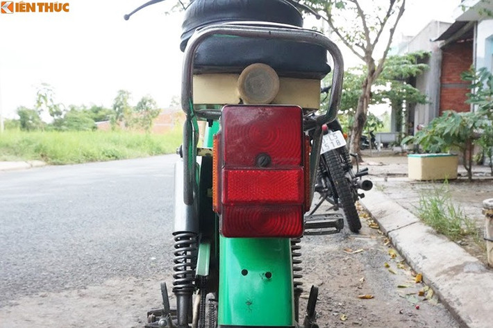 Quý tộc là vậy nhưng Babetta lại không mang đến cho người lái hình ảnh sang trọng khi khởi động. Babetta là dòng mopet - xe máy có bàn đạp. Ưu điểm của loại xe này là khi xe bất ngờ hết xăng giữa đường, người lái không phải lo lắng vì có thể đạp xe thay dùng xăng.