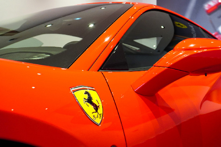 Ferrari F8 Tributo của Cường Đô la mới nhận bàn giao được xem "là cầu nối tới một ngôn ngữ thiết kế mới". Mẫu xe này được sinh ra nhằm thay thế dòng siêu xe Ferrari 488 GTB và thừa hưởng nhiều thiết kế cũng như "nội công" từ mẫu xe hiệu suất cao Ferrari 488 Pista.