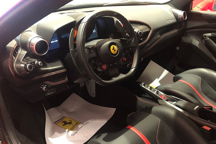 Thay đổi của siêu xe Ferrari F8 Tributo so với 488 GTB đến từ mặt cửa, cụm điều khiển trung tâm cũng như thiết kế vô lăng đa chức năng mới hay trước mặt ghế phụ của siêu xe Ferrari F8 Tributo có thêm màn hình cảm ứng 7 inch và giao diện người dùng Human Machine Interface (HMI).
