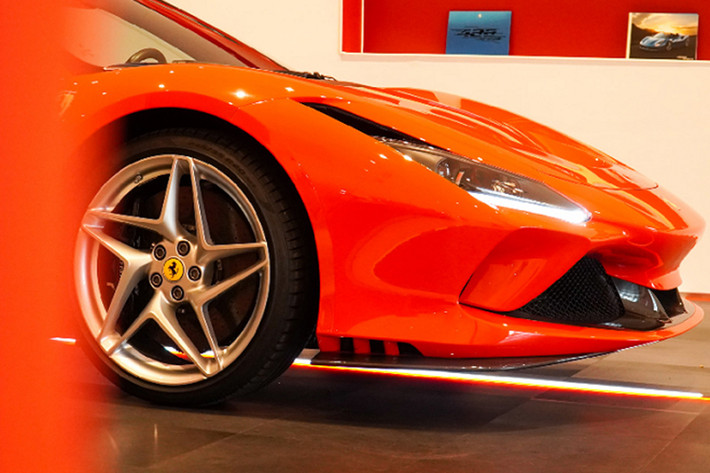 Đầu tiên ở ngoại thất chiếc xe chính là hốc gió S-Duct lấy cảm hứng từ xe Công thức 1 giống như Ferrari 488 Pista sở hữu. Tuy nhiên, hốc gió S-Duct trên Ferrari F8 Tributo đã được hãng siêu xe Ý thiết kế lại giúp tăng lực ép xuống mặt đường thêm 15% so với "đàn anh" 488 GTB.