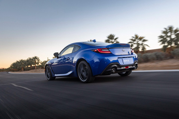 Nhờ phần thân thiết kế 2 cửa với trọng lượng hơi nhỉnh hơn thế hệ trước (khoảng 10kg). Do đó động cơ Boxer trên BRZ thế hệ mới với công suất lớn hơn sẽ giúp cải thiện đáng kể khả năng tăng tốc nhờ tỉ số công suất/ trọng lượng tăng lên. Theo đó, BRZ mới có khả năng tăng tốc từ 0 – 100km/h chỉ trong vòng 6.8 giây.