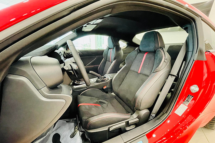 Mẫu xe mới này cũng được trang bị tính năng phanh tự động khi lùi (RAB), đèn pha tự động và gói công nghệ an toàn hỗ trợ người lái tiên tiến EyeSight với 6 tính năng chính tương tự như trên Subaru Forester. Bao gồm: phanh tự động tránh va chạm, kiểm soát hành trình thích ứng, cảnh báo chuyển làn, kiểm soát bướm ga phòng tránh va chạm, cảnh báo đảo làn, cảnh báo phương tiện phía trước di chuyển.