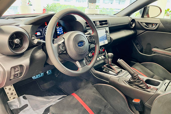 Điểm nhấn trên BRZ 2022 mới còn là được trang bị hàng loạt các tính năng an toàn, bao gồm: 7 túi khí, khung xe gia cường hình nhẫn, hệ thống cân bằng điện tử thân xe (VDC) được tinh chỉnh tăng tính thể thao hơn, đèn pha liếc theo góc lái (SRH), hệ thống cảnh báo điểm mù (BSD), hỗ trợ chuyển làn và hệ thống cảnh báo phương tiện cắt ngang phía sau.