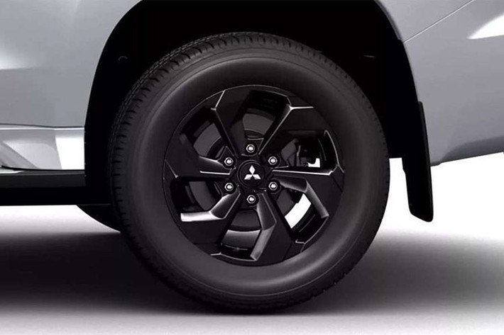 Phiên bản đặc biệt này không có bất kỳ sự nâng cấp đáng kể nào về khả năng vận hành mà chỉ thay đổi về mặt thẩm mỹ. Được bán độc quyền với màu sắc White Diamond, chiếc xe mang những bánh xe hợp kim màu đen, vòm bánh xe được sơn đen bóng và các điểm nhấn đỏ ở cản trước, cản sau cùng ốp chắn bùn tạo nên vẻ ngoài thể thao và mạnh mẽ.