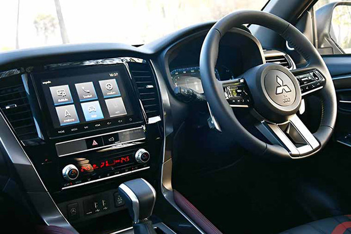 Điểm nhấn đặc biệt là các miếng decal đỏ và đen chạy dọc theo thân xe cùng logo Ralliart mang lại cảm giác như chiếc xe thuộc dòng xe đua. Bên trong cabin, những nâng cấp vẫn khá hạn chế. Dấu ấn Ralliart chỉ thể hiện qua vài chi tiết như các tấm thảm sàn với đường viền đỏ, còn lại, mọi thứ vẫn giữ nguyên so với phiên bản gốc.