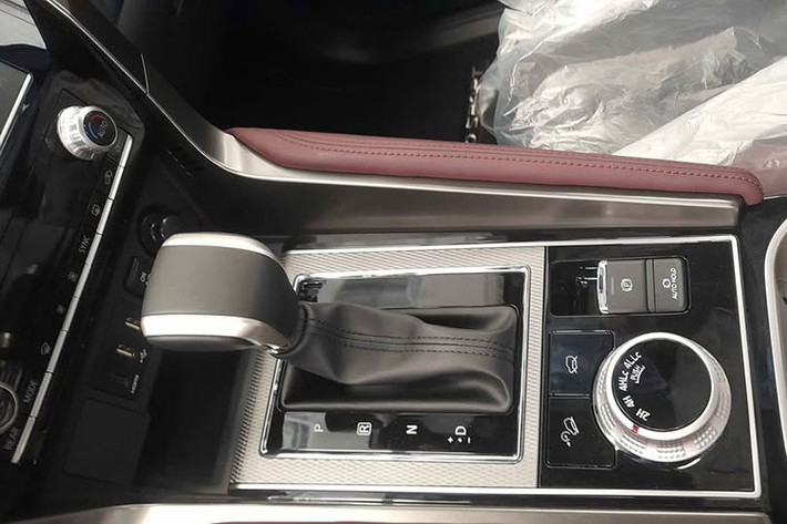 Mặc dù động cơ này vẫn mang lại khả năng vận hành mạnh mẽ nhưng việc Mitsubishi quyết định giữ nguyên động cơ và không có sự cải tiến về hiệu suất đã khiến không ít người tiếc nuối. Đặc biệt, phiên bản này sử dụng hệ thống dẫn động cầu sau (RWD) thay vì hệ thống Super Select 4WD-II, một tùy chọn giúp tăng cường khả năng off-road cho chiếc xe.