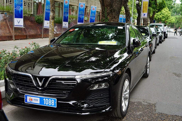 Các lái xe phục vụ cho Hội nghị cấp cao ASEAN 2020 do Tiểu ban Vật chất – Hậu cần huy động từ Bộ Quốc phòng sẽ đảm nhận. Trước khi bàn giao xe, VinFast đã tổ chức các khóa tập huấn lý thuyết và thực hành cho các lái xe, nhằm đảm bảo việc chuyên chở đại biểu được thực hiện an toàn, thuận lợi.