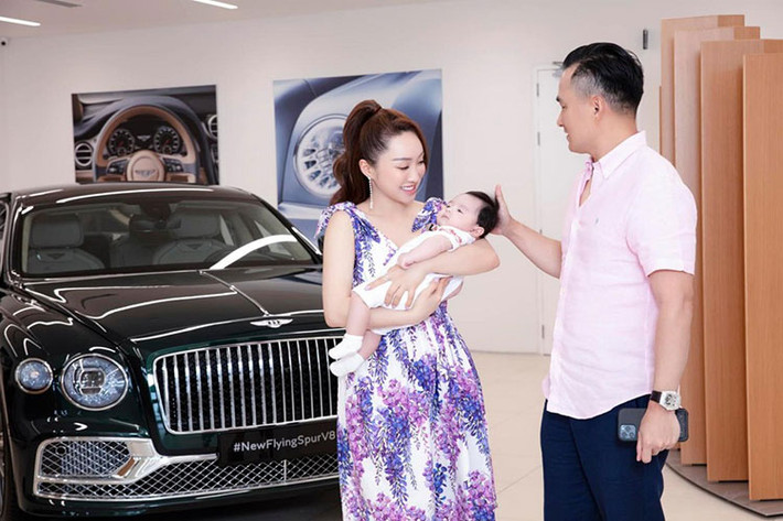 Được biết, diễn viên Chi Bảo cùng vợ đặt mua chiếc xe siêu sang Bentley Flying Spur V8 vào tháng 11 năm ngoái và phải chờ 5 tháng mới nhận bàn giao. Hình ảnh do hot girl cuối 8X chia sẻ cho thấy, chiếc xe Bentley Flying Spur của vợ chồng Chi Bảo có ngoại thất màu xanh dương cùng với đó là nhiều chi tiết mạ crôm bắt mắt.