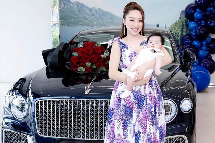 Chiếc xe siêu sang Bentley Flying Spur của Chi Bảo cùng vợ mới mua đang trải qua thế hệ thứ 3 với nhiều sự thay đổi đáng giá ở ngoại thất từ đèn pha, đèn hậu đến thiết kế của xe. Có 2 phiên bản Bentley Flying Spur là V8 và W12, chúng khác nhau cơ bản ở giá bán cũng như động cơ đi kèm.