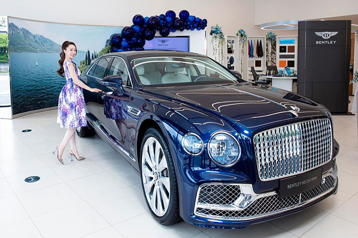 Xe được trang bị hộp số tự động ly hợp kép ZF 8 cấp, nhờ đó, mẫu xe siêu sang Bentley Flying Spur V8 thế hệ thứ 3 của Chi Bảo có thể tăng tốc từ vị trí xuất phát lên 100 km/h trong thời gian chỉ 4,1 giây và đạt vận tốc tối đa 318 km/h.