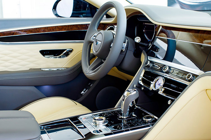 Tuy nhiên nhiều người tin rằng số tiền mà vớ chồng Chi Bảo bỏ ra sẽ không thấp hơn con số 18 tỷ đồng so với giá xe Bentley Flying Spur V8 chính hãng từng được công bố trước đó.