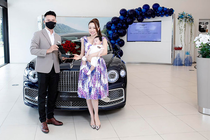Ước tính vợ chồng Chi Bảo phải chi ra tới hơn 20 tỷ đồng để sở hữu xe siêu sang Bentley Flying Spur V8 sau khi hoàn thành thủ tục đăng ký biển cho xe và lăn bánh trên đường phố.