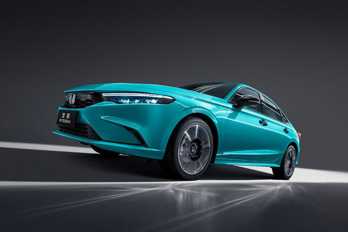 Đằng sau, Honda Integra 2022 được trang bị cụm đèn hậu và cản va riêng. Cụm đèn hậu của mẫu sedan này có thiết kế hình chữ "L" gọn gàng hơn trong khi đèn phản quang nằm dọc trên cản sau thay vì nằm ngang như Honda Civic thế hệ thứ 11. Thêm vào đó là bộ khuếch tán gió, đi kèm đèn phanh ở giữa, và 2 ống xả nằm hai bên.