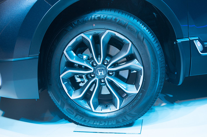 Khoang nội thất trên Honda CR-V 2020 gần như không thay đổi so với phiên bản tiền nhiệm. Trên các phiên bản, chiếc xe này vẫn được trang bị phần vô-lăng bọc da, cụm đồng hồ kỹ thuật số. Ghế ngồi trên Honda CR-V 2020 bọc da, ghế tài chỉnh điện 8 hướng, ghế hành khách chỉnh điện 4 hướng.