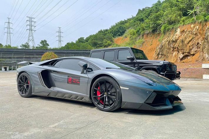 Hiện vẫn chưa rõ các đại gia lan đột biến Hòa Bình bỏ ra bao nhiêu tiền sở hữu cặp xe Mercedes-AMG G63 nhưng đây là những chiếc được nhập khẩu tư nhân có giá khoảng 15 tỷ đồng (khi ra biển số, bộ đôi G63 này có giá không dưới 30 tỷ đồng). Giá xe Mercedes-AMG G63 2021 chào bán chính hãng tại Việt Nam hiện nay là 10,95 tỷ đồng cho bản tiêu chuẩn. Mới đây, các đại gia này cũng vừa mới tậu siêu xe Lamborghini Aventador LP700-4.