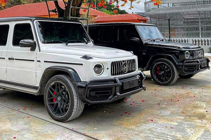 Cặp đôi SUV hạng sang Mercedes-AMG G63 của đại gia Hòa Bình có hai màu sơn đối lập nhau hoàn toàn là trắng và đen đi kèm với đó là bộ mâm đa chấu kép sơn đen mờ cùng kẹp phanh màu đỏ có trị giá ở nước ngoài đã hơn 100 triệu đồng.