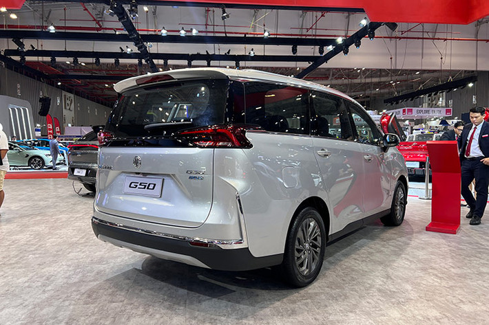 Mức giá xe MG G50 2025 tại Việt Nam dự kiến khoảng 520 triệu đồng. Ngoài ra, nhân viên bán hàng còn cho biết xe về đợt đầu tại Việt Nam có số lượng giới hạn chỉ 300 chiếc. G50 thuộc phân khúc MPV bình dân cỡ trung với số đo dài x rộng x cao là 4.825 x 1.825 x 1.800 mm, cùng chiều dài cơ sở lên đến 2.800 mm.