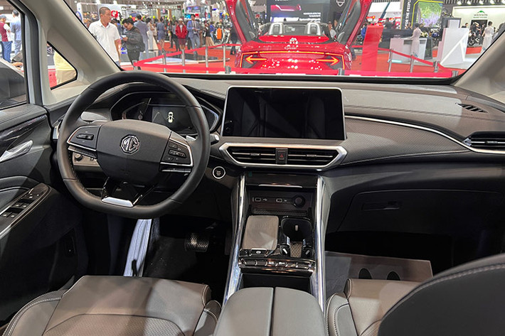 Nội thất của MG G50 khá đơn giản với điểm nhấn là màn hình giải trí 12,3 inch đặt nổi, hỗ trợ kết nối Apple CarPlay/Android Auto. Xe có ghế lái chỉnh điện 6 hướng, ghế phụ lái chỉnh điện 4 hướng, vô lăng vát đáy tích hợp các nút điều khiển và chế độ rảnh tay... 