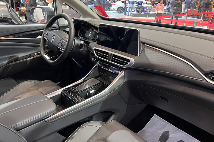 Cần số của xe nằm sau vô lăng, điều hòa tự động 2 vùng độc lập, phanh tay điện tử, giữ phanh tự động và chìa khóa thông minh. Ở phiên bản tiêu chuẩn, xe có cấu hình 8 chỗ ngồi dạng 2+3+3, trong khi phiên bản cao cấp có 7 chỗ ngồi với hàng ghế thứ 2 được trang bị 2 ghế độc lập.