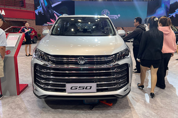 Mẫu xe này sở hữu kiểu dáng MPV truyền thống với đặc trưng là đuôi xe cao và vuông vắn giúp tối ưu hóa không gian. Thiết kế phần đầu xe của MG G50 gợi liên tưởng đến Toyota Alphard với điểm nhấn là lưới tản nhiệt lớn, chiếm gần hết diện tích phía trước.