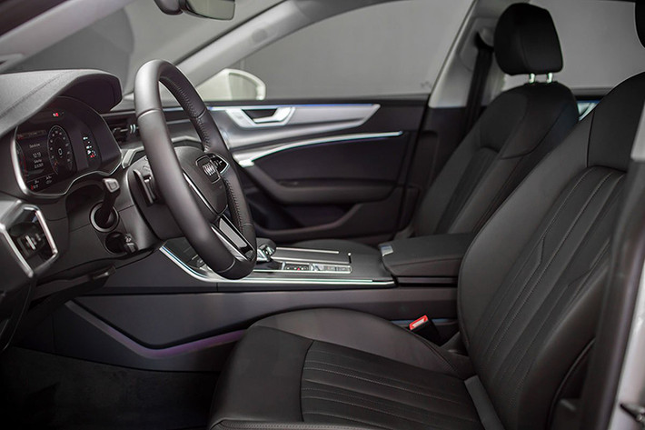 Ghế ngồi người lái được trang bị chức năng ghi nhớ vị trí lên tới 7 người khác nhau và có thể lưu giữ các cài đặt ưa thích cho từng người ngồi. Hệ thống âm thanh cao cấp Bang & Olufsen công suất 705 watt gồm 16 loa được trang bị tiêu chuẩn. Tại Đức, hơn 16,000 độc giả của tạp chí máy tính “auto motor und sport” và “Chip” đã cùng bình chọn trên 11 tiêu chí và vinh danh “Giải thưởng kết nối 2017” cho hệ thống âm thanh 3D cao cấp Bang & Olufsen 3D và sự thích ứng của âm thanh với tạp âm xung quanh trên mẫu xe Audi A7.