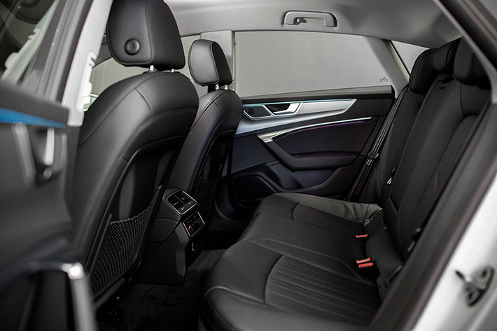 Về an toàn, Audi A7 Sportback mới được bổ sung hệ thống khung hỗ trợ điện tử (ECP) mới – bộ điều khiển trung tâm cho hệ thống khung gầm – và hệ thống treo được nâng cấp khiến chiếc xe được linh hoạt và thoải mái hơn. Cảnh báo áp suất lốp, cảnh báo chuyển làn và hệ thống phanh mạnh mẽ tăng cường tính năng lái an toàn. Điều độc đáo trên thị trường đó là chức năng cảnh báo được tích hợp trong cảnh báo cân bằng điện tử ESC cho người lái nếu bánh xe không được siết chặt.