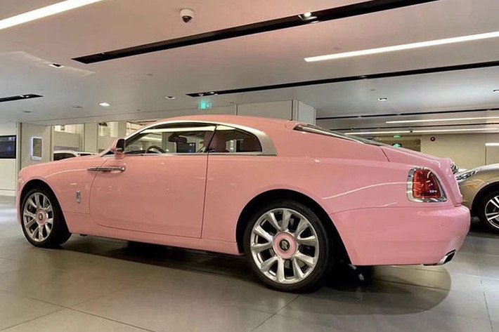 Động cơ kết hợp với hộp số tự động ZF 8 cấp cùng hệ dẫn động cầu sau, nhờ đó, chiếc Coupe siêu sang Rolls-Royce Wraith được bà Nguyễn Phương Hằng điều khiển trong tối ngày 23 tháng 6 chỉ mất thời gian 4,6 giây là có thể tăng tốc lên 100 km/h từ vị trí xuất phát trước khi đạt tốc độ tối đa 250 km/h.