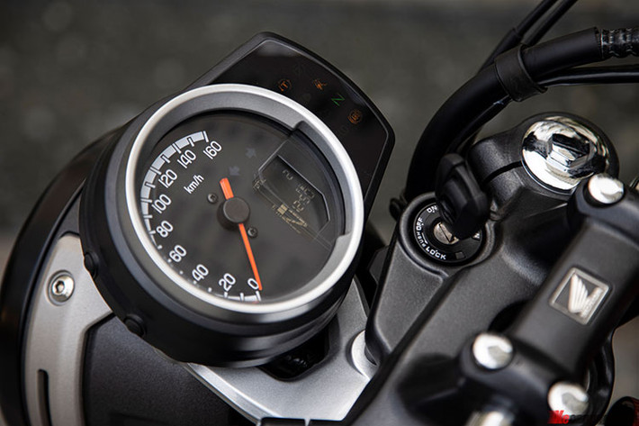 Cụm đồng hồ hiện đại và thiết kế hài hòa, một bên là đồng hồ tốc độ với thiết kế dạng cổ điển, lồng vào đó là một màn hình nhỏ dạng đơn sắc với các chỉ số về cấp số, đồng hồ, xăng,…