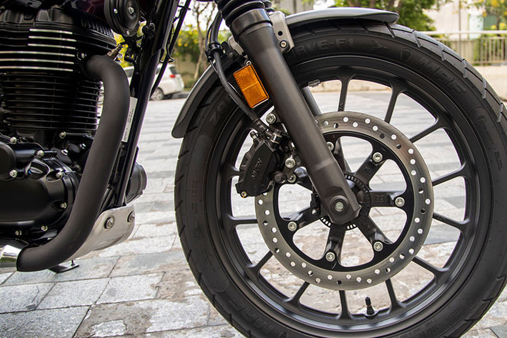 Dễ dàng nhìn thấy nhất chính là sự thay đổi về thông số lốp sau có kích thước lớn hơn và vân gai đa định hình hơn hẳn. Những công nghệ phổ biến trên xe bao gồm: Hệ thống chống bó cứng phanh ABS được trang bị trên cả hai bánh, ECO tiết kiệm xăng, cảm biến chân chống, hệ thống Traction control (kiểm soát độ bám đường),…