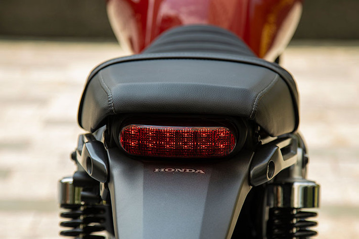 Ngoài ra những chi tiết như yên xe, gương chiếu hậu... có phần cổ điển, mềm mại trên mẫu xe Honda CB350 H’Ness cũng hoàn toàn biến mất thay vào đó là các chi tiết mang tính thể thao và hiện đại hơn hẳn.