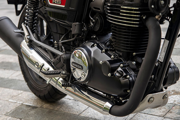 Động cơ Honda CB350 phiên bản RS vẫn giữ nguyên triết lý êm ái nhưng hoàn toàn bền bỉ để có thể vận hành trong mọi điều kiện khắc nghiệt tại Việt Nam. Lựa chọn động cơ này với những cải tiến như trục cân bằng mới trong động cơ một xi lanh của nhà sản xuất Honda đã mang đến một cảm giác êm ái dù rằng dung tích xi lanh xe lớn.