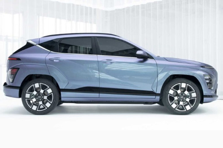 Hyundai Kona Electric 2024 mới có kích thước ngang ngửa với VinFast VF6 nhưng chiều dài cơ sở ngắn hơn 70 mm mang dáng dấp hiện đại, thời thượng. Điểm khác biệt nhất giữa bản điện và bản dùng động cơ đốt trong chính là khu vực đầu xe. Xe được trang bị lưới tản nhiệt đóng kín, tích hợp cổng sạc.