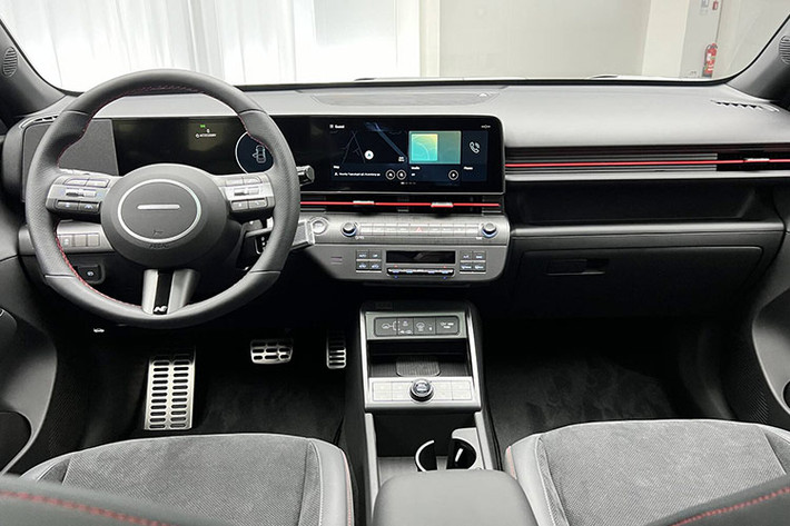 Bên trong cabin, Hyundai Kona Electric 2024 vẫn mang thiết kế như trên bản thường với phong cách hiện đại và kỹ thuật số hóa. Theo đó, xe được trang bị màn hình cong, kết hợp bảng đồng hồ kỹ thuật số và màn hình cảm ứng trung tâm đều có kích thước 12,3 inch. Cần chuyển số điện tử nay được bố trí sau vô-lăng tạo thêm sự gọn gàng hơn. Trong khi núm xoay chọn chế độ lái được đặt ở trên cụm điều khiển trung tâm.