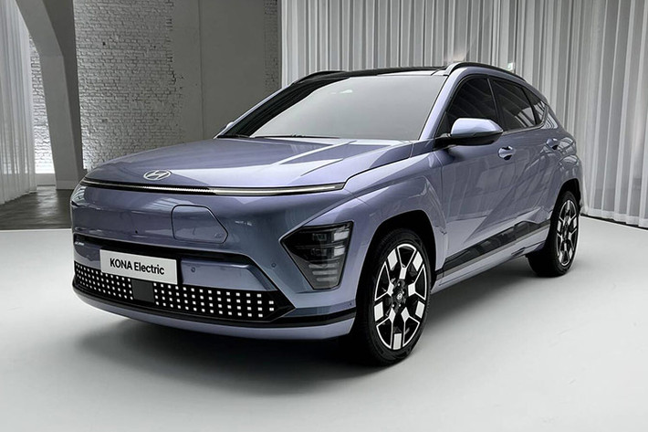 Bên cạnh đó, xe còn được trang bị tính năng: Kiểm soát hành trình thông minh SCC, Kiểm soát hành trình dựa trên định vị dẫn đường thông minh NSCC, Hỗ trợ bám theo làn đường LFA và Hỗ trợ lái xe trên cao tốc HAD, Hiển thị xung quanh SVM... Mức giá xe Hyundai Kona Electric 2024 dự kiến khoảng 500 triệu IDR (tương đương 780 triệu đồng). Dự đoán mẫu xe này sẽ sớm ra mắt Việt Nam trong thời gian tới.