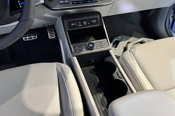 Hyundai Kona Electric 2024 được trang bị hệ thống thông tin giải trí ccNC thế hệ tiếp mới, hỗ trợ các tính năng dành riêng cho ô tô điện như tối ưu hóa hệ thống đèn nội thất, sưởi ấm/làm mát pin, điều hòa nhiệt độ để tiết kiệm điện và lên lộ trình cho xe.