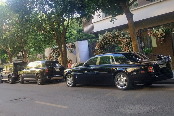 Rolls-Royce Cullinan hiện đang trở thành chiếc SUV "hot" nhất trên thế giới, mẫu xe này được xem không có đối thủ trong phân khúc SUV siêu sang, khi so về mức giá, phản hồi về cảm giác lái của các khách hàng. Xe được trang bị động cơ V12, tăng áp kép, dung tích 6.75 lít, sản sinh công suất tối đa 563 mã lực và mô-men xoắn cực đại 850 Nm tại vòng tua máy 1.600 vòng/phút, hộp số tự động ZF 8 cấp và hệ dẫn động 4 bánh toàn thời gian và đánh lái 4 bánh hoàn toàn mới.