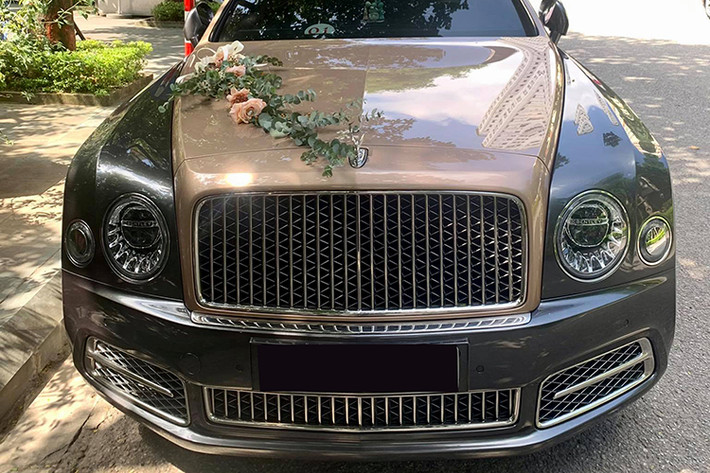 Mulsanne EWB được tích hợp động cơ V8, Biturbo, dung tích 6,75 lít, cho công suất tối đa 505 mã lực và 1.020 Nm mô-men xoắn cực đại. Hộp số tự động 8 cấp ZF kết hợp động cơ với khả năng sang số êm ái hơn. Hiện nay, tại thị trường Việt Nam, giá xe Bentley Mulsanne EWB bán ra chắc chắn sẽ không dưới 20 tỷ đồng.