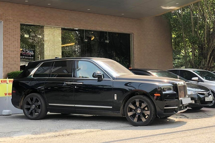 Ngoài xe siêu sang Rolls-Royce và Bentley Mulsanne EWB, dàn xe sang rước dâu còn có một số mẫu xe đắt tiền đáng chú ý khác như Mercedes-AMG G63 Edition 1 có giá hơn 13 tỷ đồng, Porsche Panamera, hơn 10 chiếc Range Rover, Mercedes-Benz S-Class, Lexus LX570, …