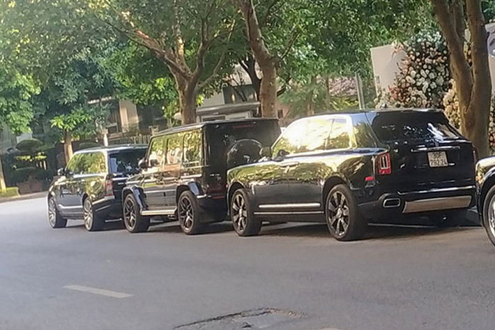Ngoài Rolls-Royce Cullinan, chiếc SUV khác rất hay được ông Lê Thanh Thản sử dụng chính là Mercedes-AMG G63 Edition 1. Xe sở hữu động cơ xăng V8, tăng áp kép, dung tích 4.0 lít như phiên bản tiêu chuẩn cho công suất tối đa 577 mã lực và mô-men xoắn cực đại 850 Nm tại dải tua máy 2.500 - 3.500 vòng/phút. Giá xe Mercedes-AMG G63 Edition 1 chính hãng tại Việt Nam hiện khoảng hơn 10 tỷ đồng.