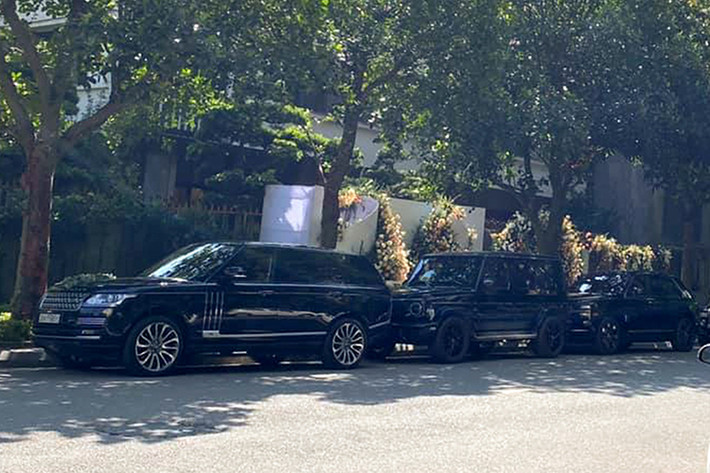 Ngoài ra, còn có một chiếc xe của thương hiệu xe siêu sang Rolls-Royce góp mặt trong đoàn xe đưa dâu này chính là mẫu xe SUV siêu sang Cullinan cũng thuộc sở hữu của ông Lê Thanh Thản. Giá xe Rolls-Royce Cullinan tại Việt Nam không dưới 32 tỷ đồng.