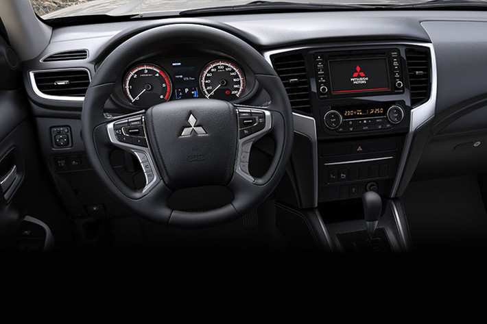 Thiết kế khoang nội thất Mitsubishi Triton 2020 không thay đổi so với phiên bản 2019, mang nét thể thao và hiện đại. Vô lăng đầy đủ các nút chức năng tiện ích kèm lẫy chuyển số. Màn hình phía trước người lái hiển thị sắc nét và đầy đủ các thông tin. Hai ghế phía trước được bọc da và phần tựa lưng, đệm ghế khá giày, tạo cảm giác rất êm ái. Trên bảng điều khiển trung tâm gọn gàng, dễ nhìn.