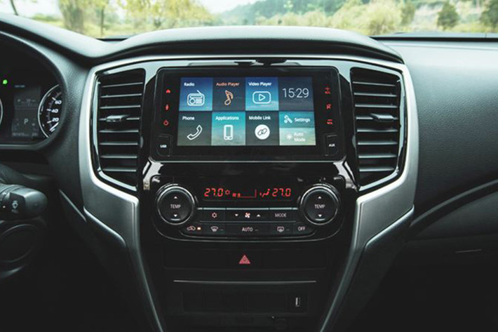 Mitsubishi cũng trang bị cho Triton màn hình thông tin giải trí 6,75 inch tích hợp AUX, USB và radio cùng khả năng kết nối Android Auto và Apple CarPlay. Ở phiên bản cao cấp Premium còn sở hữu hàng ghế sau có thể ngả đến 25 độ, cửa gió sau trên trần có thể điều chỉnh luồng gió.