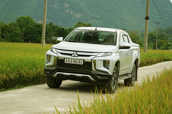 Có thể nói nhờ được nâng cấp nhiều nhưng giá bán vẫn rẻ hơn hai đối thủ chính là Ford Ranger Wildtrak 2.0L Bi-Turbo và Hilux 2.8G 4×4 MLM, phiên bản bản cao cấp 4x4 AT Mivec Premium của Mitsubishi Triton đang nhận rất nhiều quan tâm. Xét trên hai quan điểm thẩm mỹ và trải nghiệm lái, mua Mitsubishi Triton Premium vào thời điểm hiện tại thực sự là “món hời”.