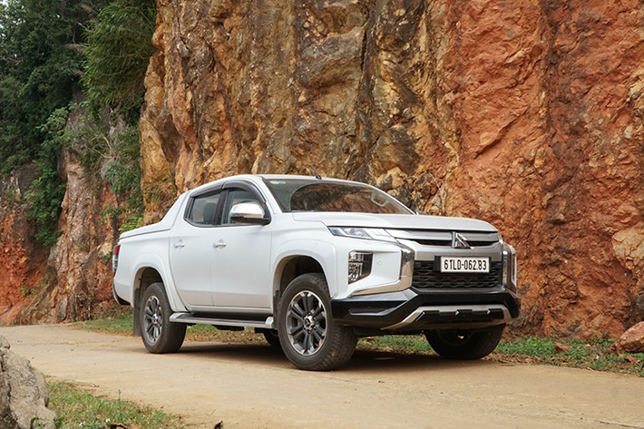 Về ngoại hình, Mitsubishi Triton 2020 vẫn kế thừa thiết lế của thế hệ mới ra mắt cách đây 1 năm, giữ những đường nét thiết kế vuông vức, góc cạnh theo ngôn ngữ thiết kế Dynamic Shield. Đây là phong cách được đánh giá cao trong giới chơi xe, giúp Triton mới nam tính hơn trước đây.