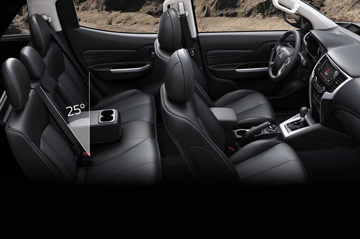 Giữ nguyên thiết kế nhưng Mitsubishi Triton 2020 hấp dẫn hơn khi xuất hiện nhiều tính năng mới, đặc biệt là bản Premium. Trong đó, trên bảng điều khiển trung tâm xuất hiện nút chỉnh khóa vi sai điện tử cầu sau. Việc bổ sung khóa vi sai cầu sau, cùng với vi sai trung tâm và hệ thống gài cầu tiện tử giúp Triton 2020 chinh phục địa hình dễ dàng hơn, lại dễ dùng cho người lái.