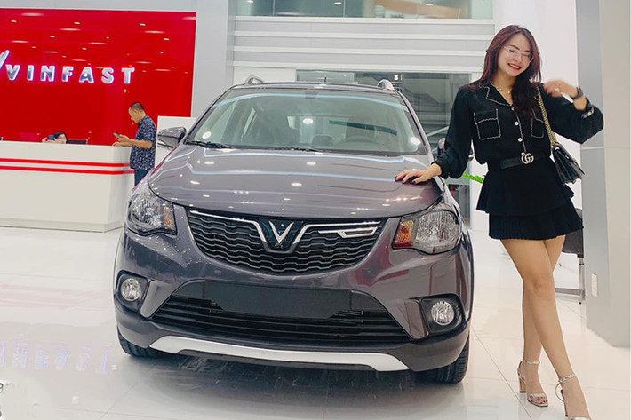 Dòng xe hạng A của Vinfast chỉ vừa có mặt tại thị trường gần 1 năm qua. Tuy nhiên sự phổ biến của dòng xe này đang một ngày lớn hơn, bên cạnh các dòng xe kỳ cựu trong phân khúc như Hyundai i10 hay Kia Morning. Xe sở hữu kích thước nhỏ gọn, không gian nội thất tiện dụng với các trang bị tiện nghi như màn hình giải trí cảm ứng 7 inch, kết nối Apple CarPlay, Android Auto…