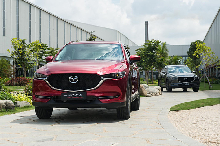 Mazda CX-5 cũng sở hữu ngôn ngữ thiết kế KODO hiện đại, quyến rũ và thích hợp với các chị em sử dụng hằng ngày. Xe có thiết kế vừa phải dù là một mẫu xe gầm cao. Trang bị bên trong bao gồm; màn hình thông tin giải trí 7-inch tích hợp các kết nối AUX/USB/Bluetooth, hệ thống âm thanh 10 loa Bose và cụm điều khiển trung tâm Mazda Connect.