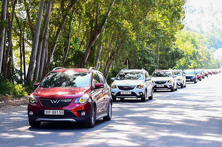 Vinfast Fadil cũng được trang bị hệ thống lái trợ lực điện nhẹ nhàng, đặc biệt camera và cảm biến lùi sẽ là cánh tay đắc lực khi chị em lùi hay đỗ xe. Xe sở hữu một động cơ xăng 1.4L với công suất 98 mã lực và mô-men xoắn 128Nm. Đi kèm là hộp số vô cấp CVT. Giá xe Vinfast Fadil được niêm yết từ 415 – 492 triệu đồng.